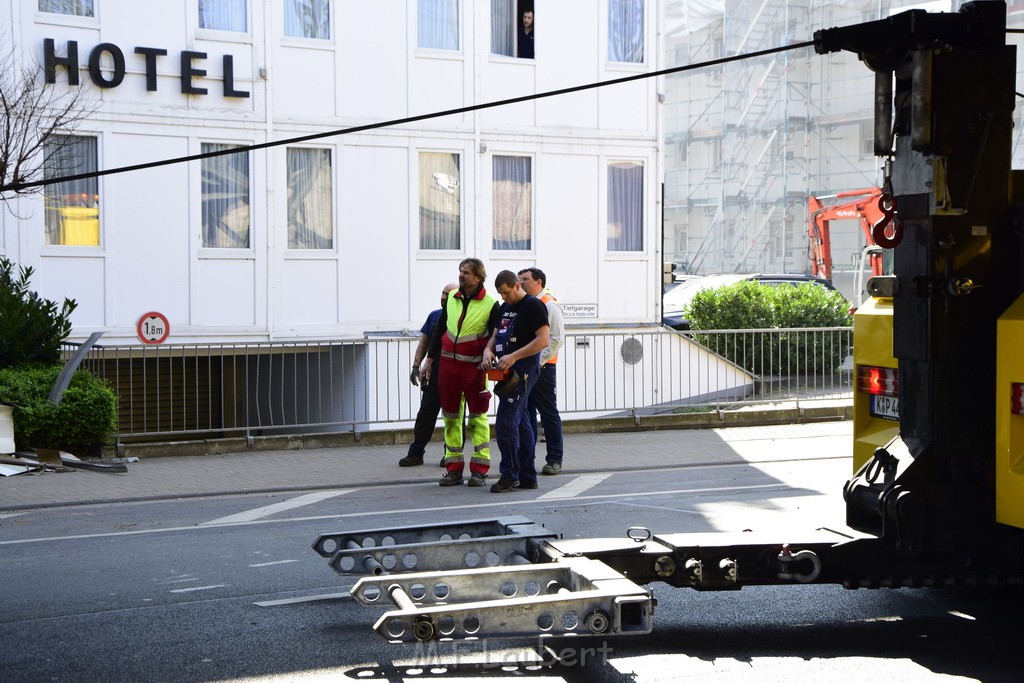 LKW blieb unter Bruecke haengen Koeln Deutz Deutz Muelheimerstr P065.JPG - Miklos Laubert